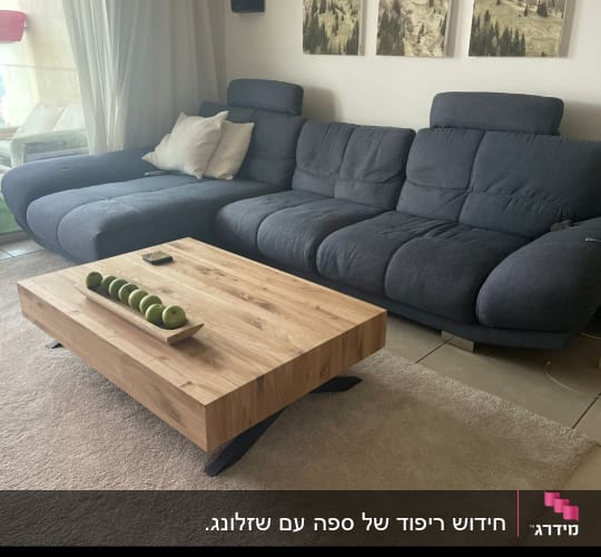 ספה מרופדת עם כריות על שטיח